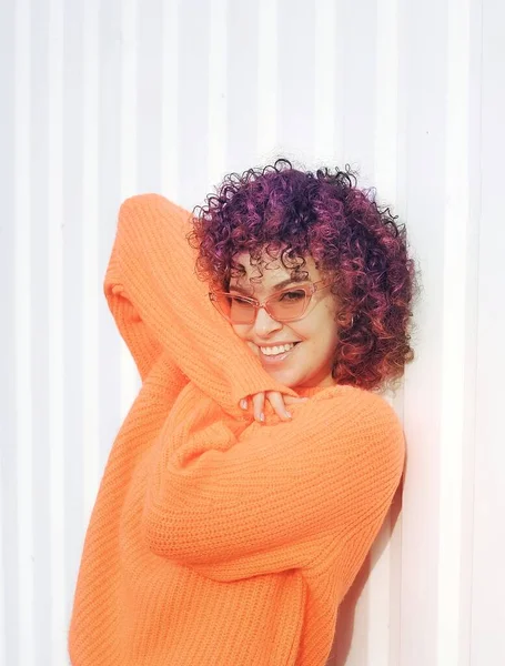 Young Smiling Woman Curly Hair Outdoors — Fotografia de Stock