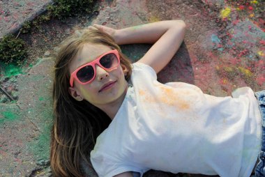 Şirin çocuk Holi festivalinde boyalarla eğleniyor.