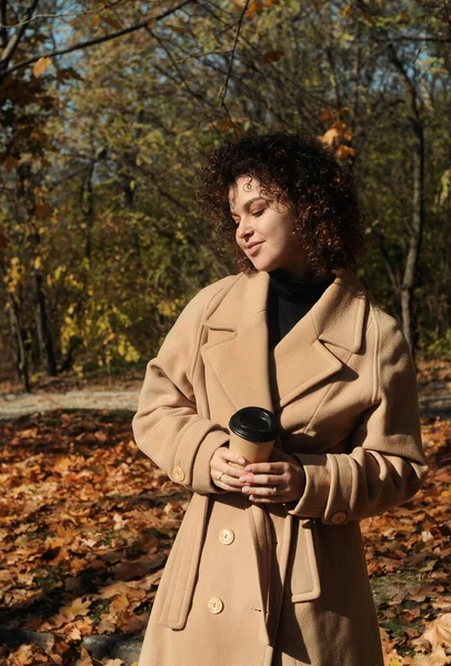 Mujer Pelo Rizado Abrigo Beige Con Taza Café Aire Libre — Foto de Stock