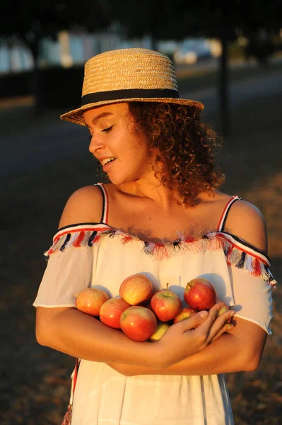 Joven Mujer Hermosa Sosteniendo Una Llena Manzanas Saludables Concepto Cosecha —  Fotos de Stock