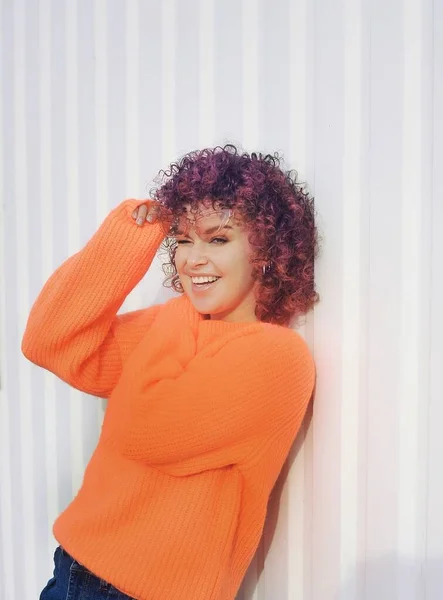 Beautiful Curly Hair Woman Background Positive Woman Curly Pink Hair — Fotografia de Stock