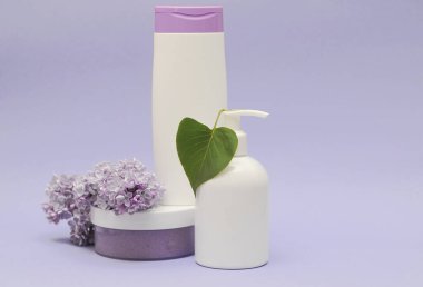  Arka planda bir kopya alanı olan leylak yaprakları ile fırçala.