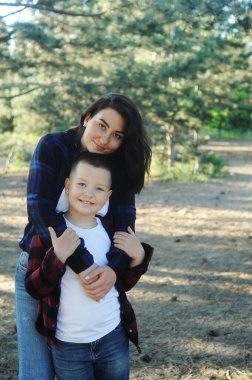 Anne oğluna sarılıyor. Mutlu aile kavramı. 