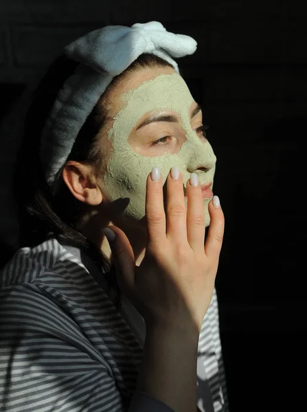 Young Size Woman Applies Clay Her Face Skin Care Home — Fotografia de Stock