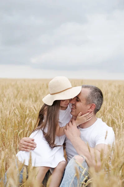 Papà Figlia Divertono Sul Campo Felice Concetto Famiglia Papà Getta — Foto Stock