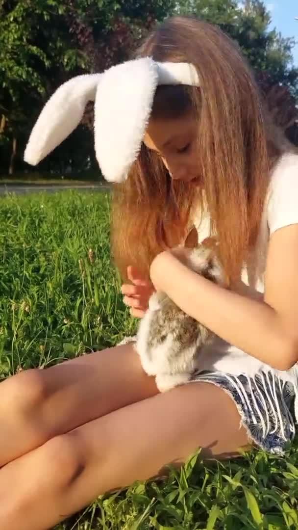 Little Girl Playing Rabbit Outdoors — Vídeo de stock