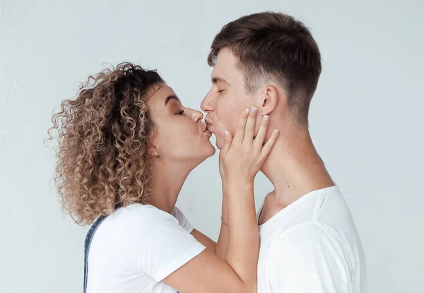 Portrait Couple Câlin Sur Fond Clair Concept Saint Valentin — Photo