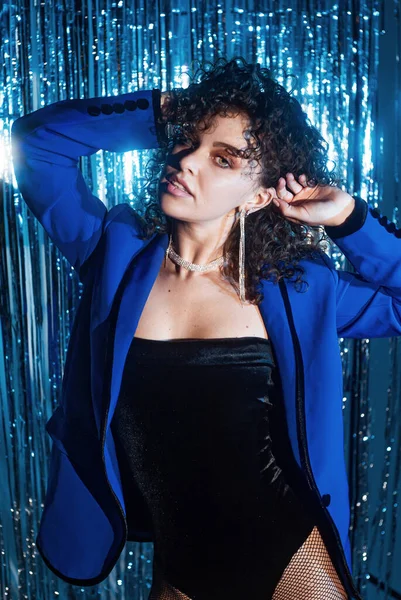 Lockige Frau Blauer Jacke Posiert Auf Glitzerndem Disco Hintergrund — Stockfoto