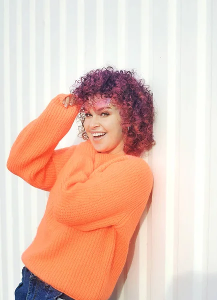 Glücklich Lächelnde Frau Rosafarbenen Pullover Draußen — Stockfoto