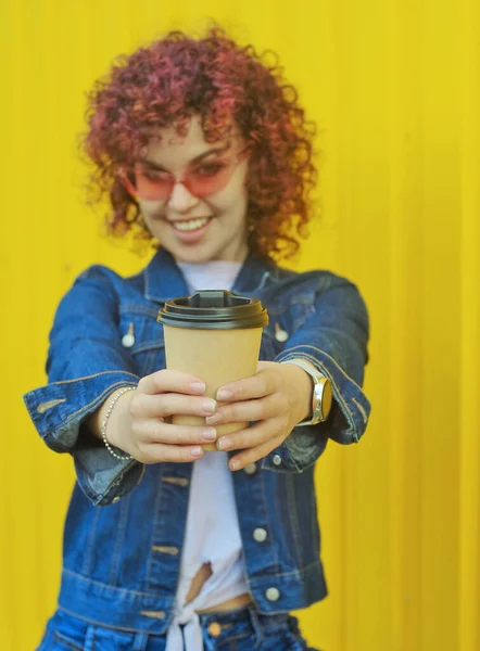 Mujer Sonriente Sosteniendo Una Taza Café Aire Libre —  Fotos de Stock