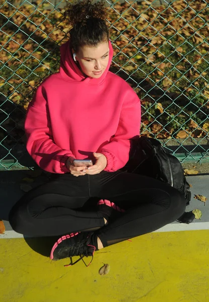 Wanita Rambut Keriting Lucu Dalam Pakaian Olahraga Merah Muda Dengan — Stok Foto