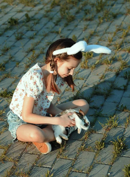 小孩在草地上和小兔子玩耍 — 图库照片