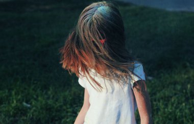 Şirin çocuk Holi festivalinde boyalarla eğleniyor.