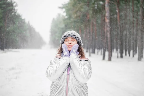 美しい笑顔の女性は屋外で楽しいです 雪の森の女 冬休み — ストック写真