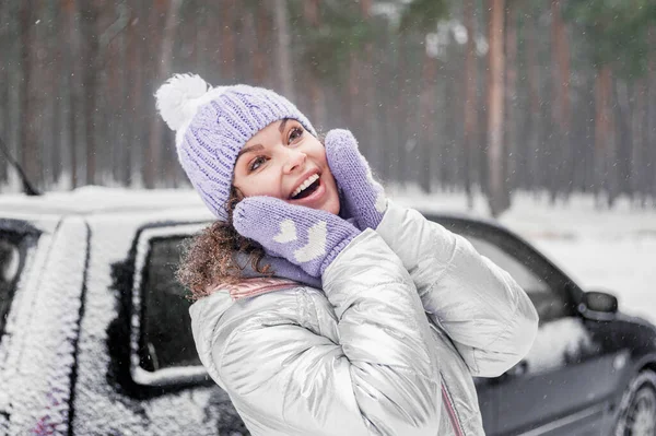 Hermosa Mujer Sonriente Divierte Aire Libre Mujer Bosque Nevado Vacaciones —  Fotos de Stock