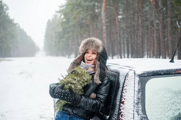 Piękna Uśmiechnięta Kobieta Bawi Się Świeżym Powietrzu Kobieta Śnieżnym Lesie — Zdjęcie stockowe