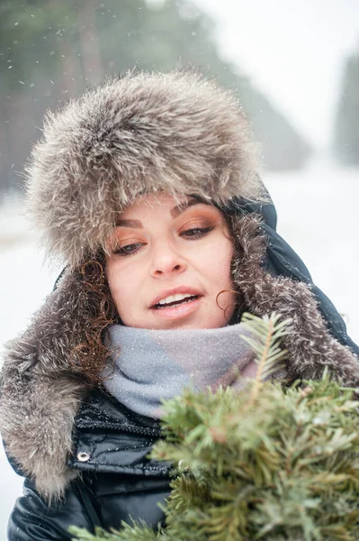 Hermosa Mujer Sonriente Divierte Aire Libre Mujer Bosque Nevado Vacaciones —  Fotos de Stock