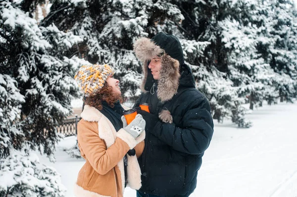 Happy Couple Winter Park Drinks Coffee — Stock Photo, Image