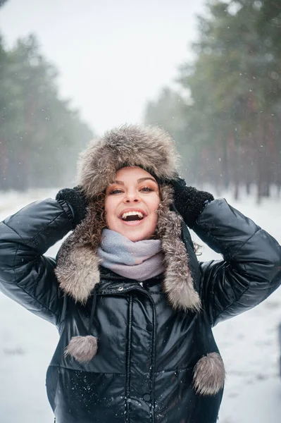 美しい笑顔の女性は屋外で楽しいです 雪の森の女 冬休み — ストック写真
