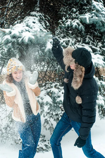 Muž Žena Hrají Sněhem Šťastný Pár Baví Venku — Stock fotografie