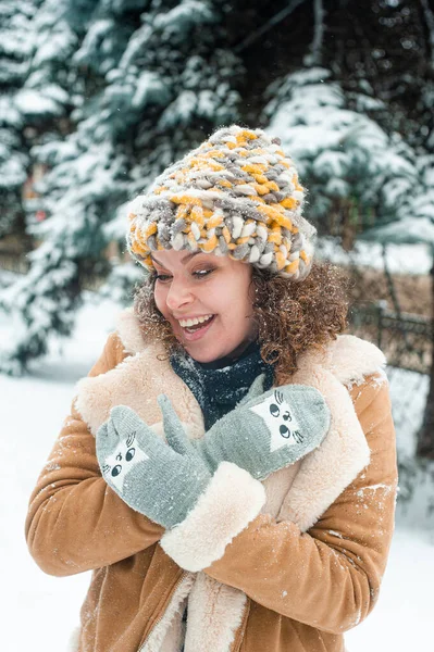 Hermosa Mujer Sonriente Divierte Aire Libre Mujer Bosque Nevado Vacaciones —  Fotos de Stock
