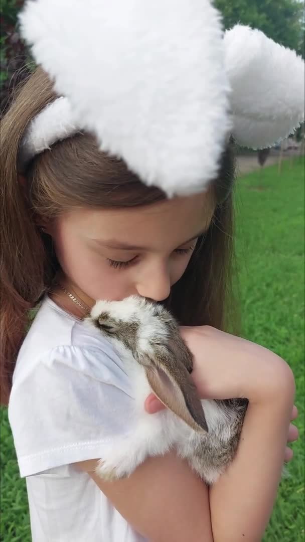 Miúdo Com Coelhinho Relva Símbolo Páscoa Amizade Entre Criança Animal — Vídeo de Stock