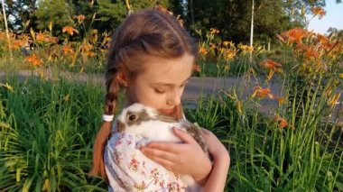 Küçük tavşanı olan bir çocuk. Paskalya sembolü. Çocuk ve hayvan arasındaki arkadaşlık..