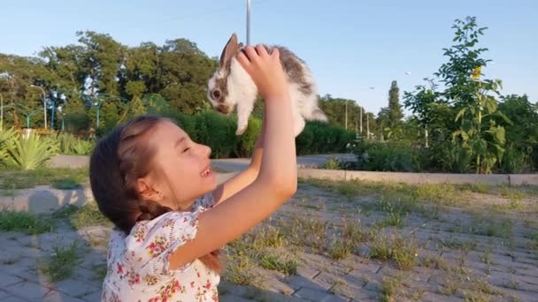 Enfant Avec Petit Lapin Sur Herbe Symbole Pâques Amitié Entre — Video
