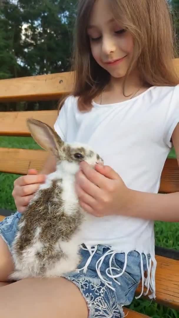 Miúdo Com Coelhinho Relva Símbolo Páscoa Amizade Entre Criança Animal — Vídeo de Stock