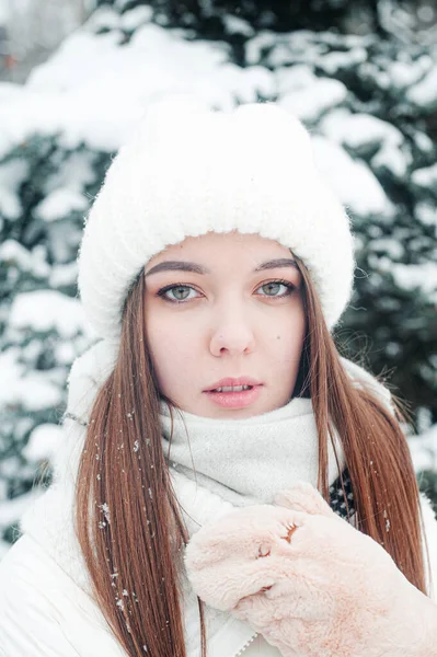 Ritratto Ravvicinato Della Donna Nella Foresta Invernale — Foto Stock