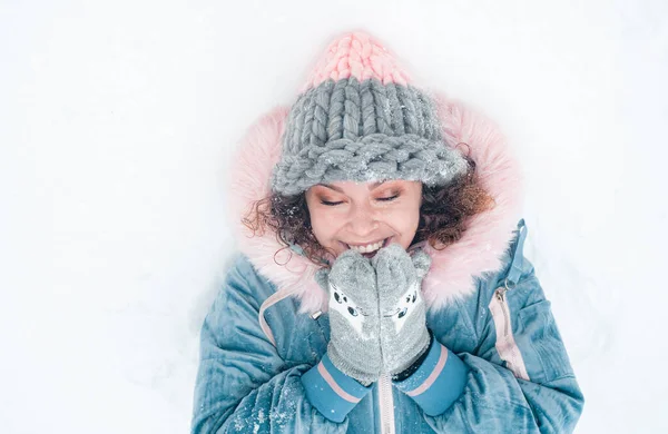 Mooie Glimlachende Vrouw Heeft Plezier Buiten Vrouw Besneeuwd Bos — Stockfoto