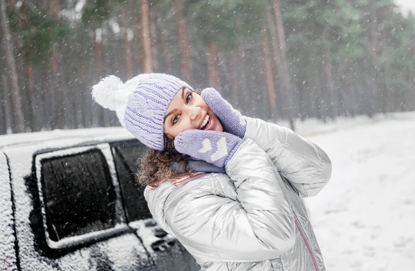 Piękna Uśmiechnięta Kobieta Bawi Się Świeżym Powietrzu Kobieta Śnieżnym Lesie — Zdjęcie stockowe