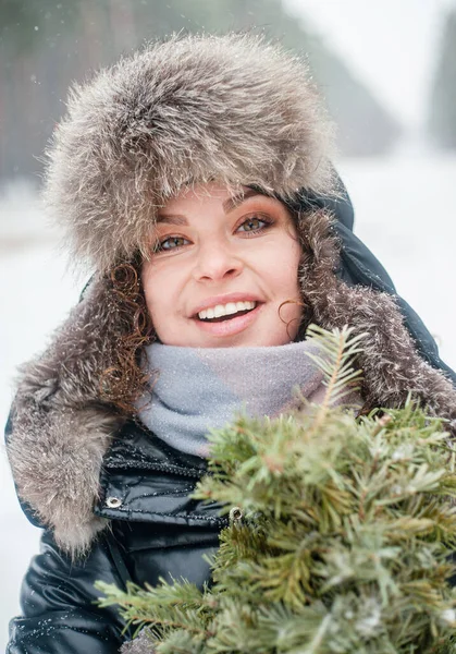 Retrato Mujer Pelo Rizado Caminando Bosque Nevado —  Fotos de Stock