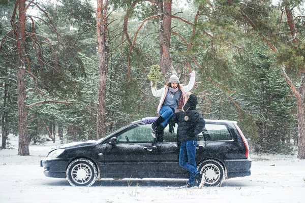 Mężczyzna Kobieta Podróżujący Samochodem Zimowym Lesie — Zdjęcie stockowe