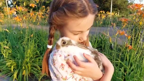 Copil Iepure Mic Iarbă Simbolul Paştelui Prietenia Dintre Copil Animal — Videoclip de stoc