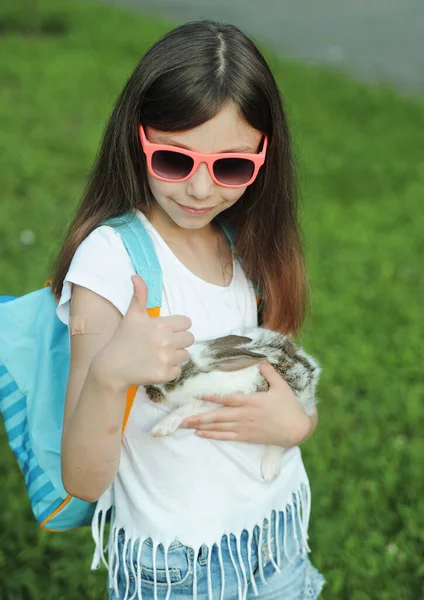 Дівчинка Обіймає Кролика Відкритому Повітрі — стокове фото
