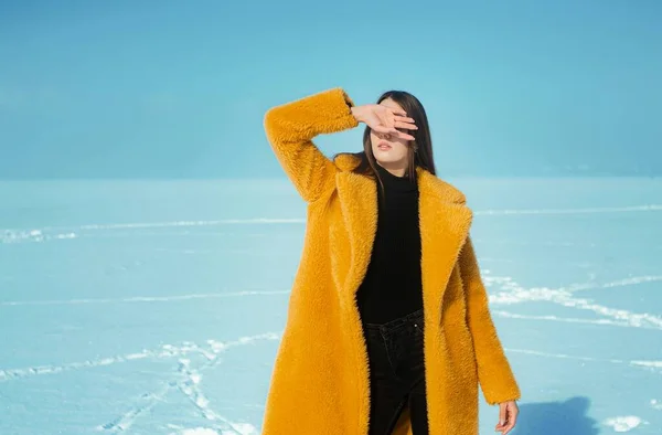 Junge Schöne Frau Gelbem Mantel Läuft Auf Schneebedecktem Eis — Stockfoto