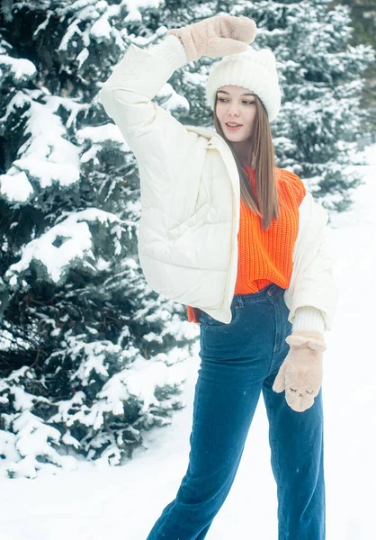 Portret Van Vrolijke Vrouw Oranje Trui Winterbos — Stockfoto