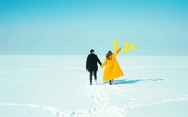 Счастливой Прогулочной Пары Любви Мужчина Женщина Ходят Снежному Льду Зимние — стоковое фото