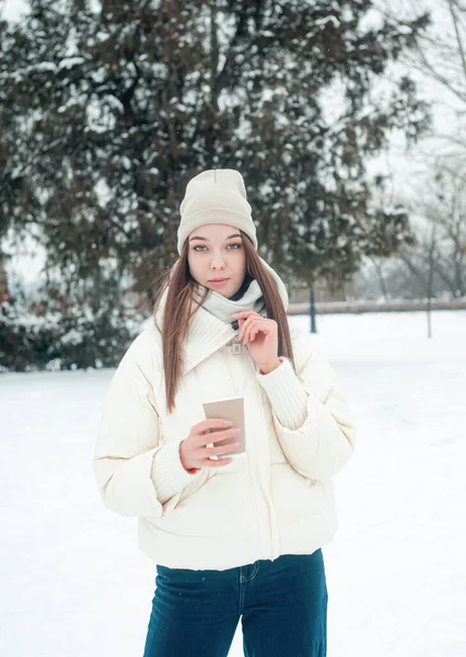 Mladá Žena Šálkem Horkého Nápoje Baví Parku Zasněženém Počasí — Stock fotografie