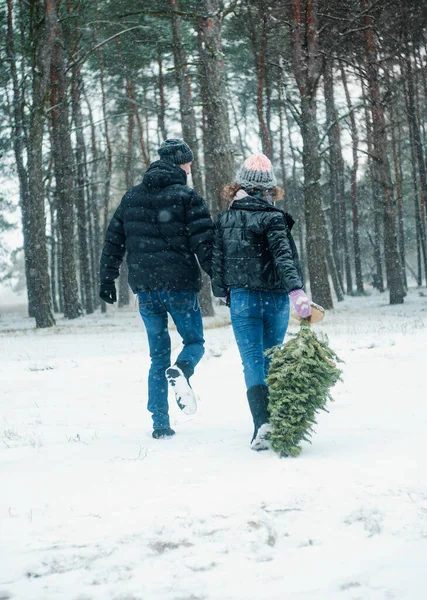 Femme Homme Marchant Dans Forêt Hiver Heureux Couple Tenant Pin — Photo