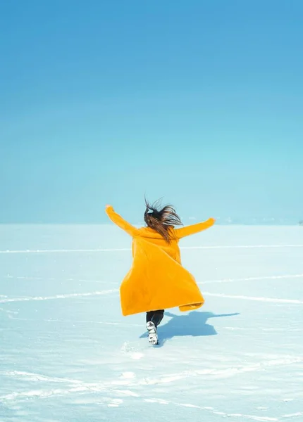 Молодая Бегущая Женщина Желтом Пальто Ходит Снежному Льду — стоковое фото