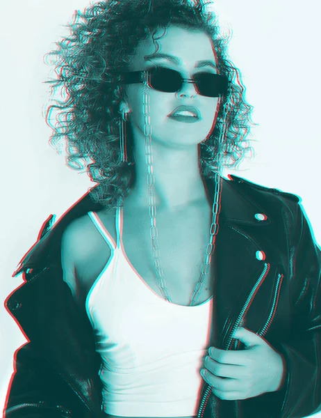 Glitch Effekt Stylische Frau Mit Lockigem Haar Sonnenbrille Und Lederjacke — Stockfoto