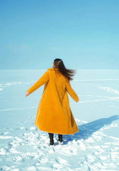 Молодая Бегущая Женщина Желтом Пальто Ходит Снежному Льду — стоковое фото