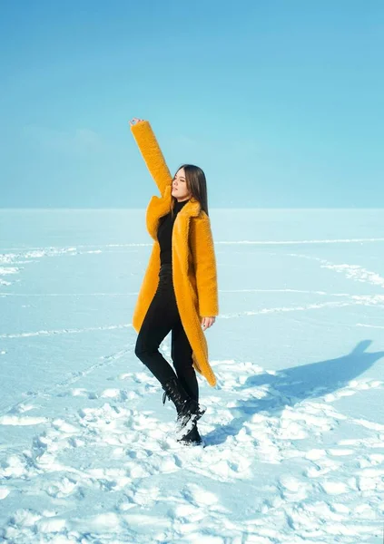Mladá Krásná Žena Žlutém Kabátě Kráčející Zasněženém Ledu — Stock fotografie