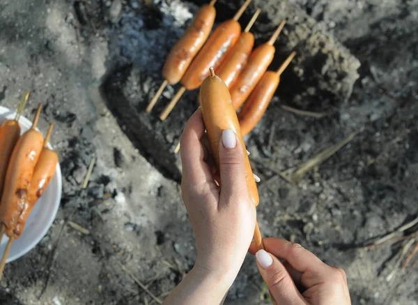 グリルでおいしいソーセージ — ストック写真