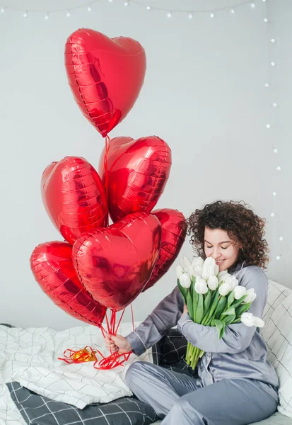 Femme Avec Des Fleurs Des Ballons Forme Coeur — Photo
