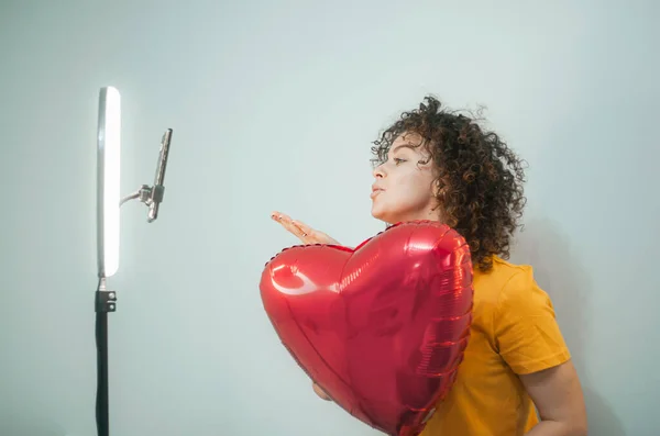 Σγουρά Μαλλιά Γυναίκα Εγγραφή Βίντεο Στο Κινητό Τηλέφωνο Μπαλόνια Καρδιές — Φωτογραφία Αρχείου