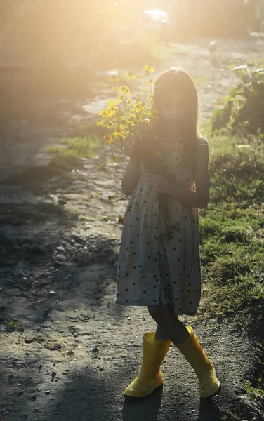 Child Walking Outdoors Sunset — Stock Photo, Image
