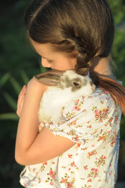 Meisje Knuffelen Baby Konijn Buiten — Stockfoto